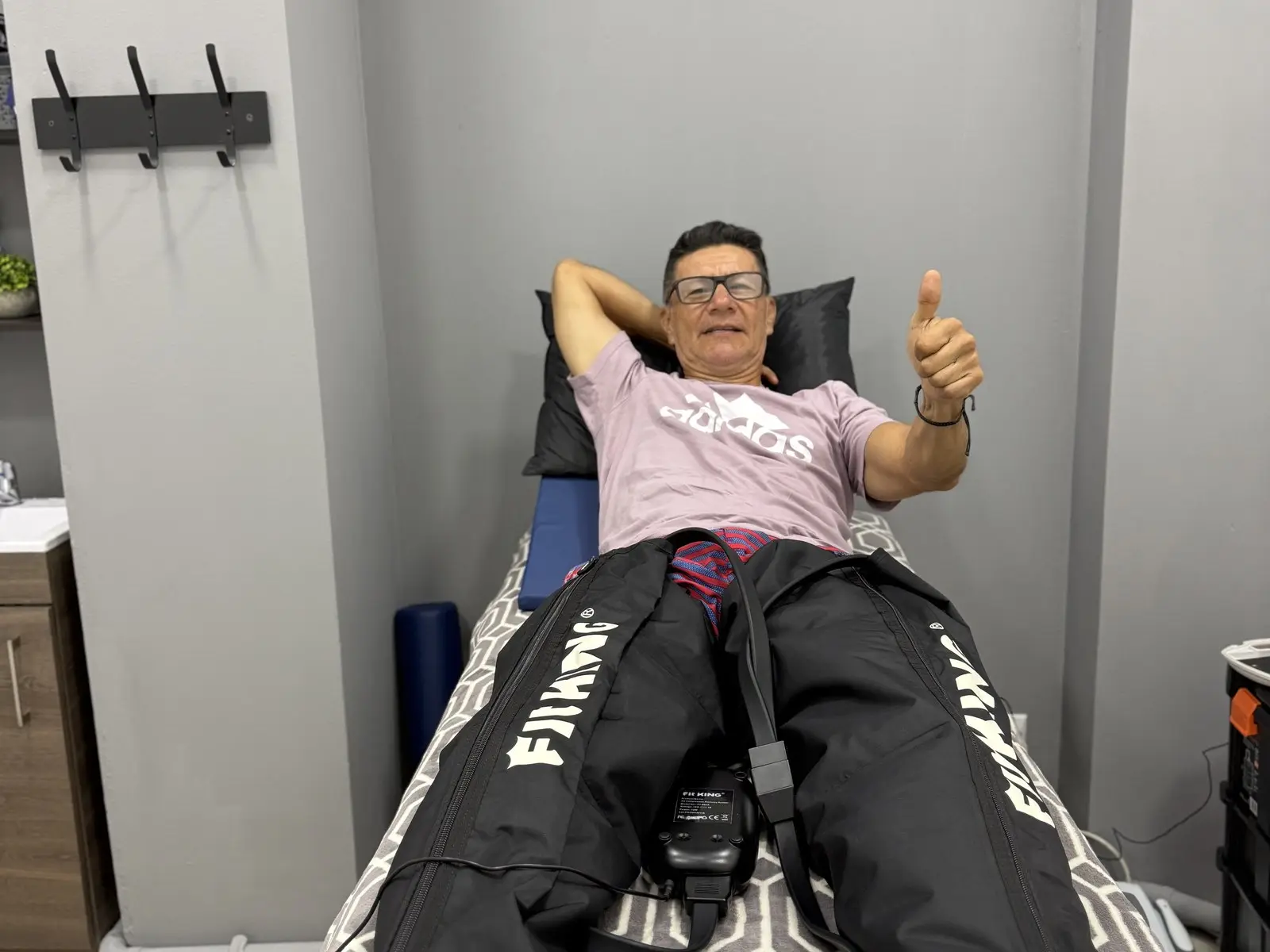 Sesión de presoterapia para recuperación muscular en FISIO R