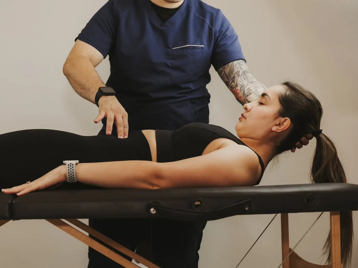 Sesión de terapia manual sobre la camilla en FISIO R
