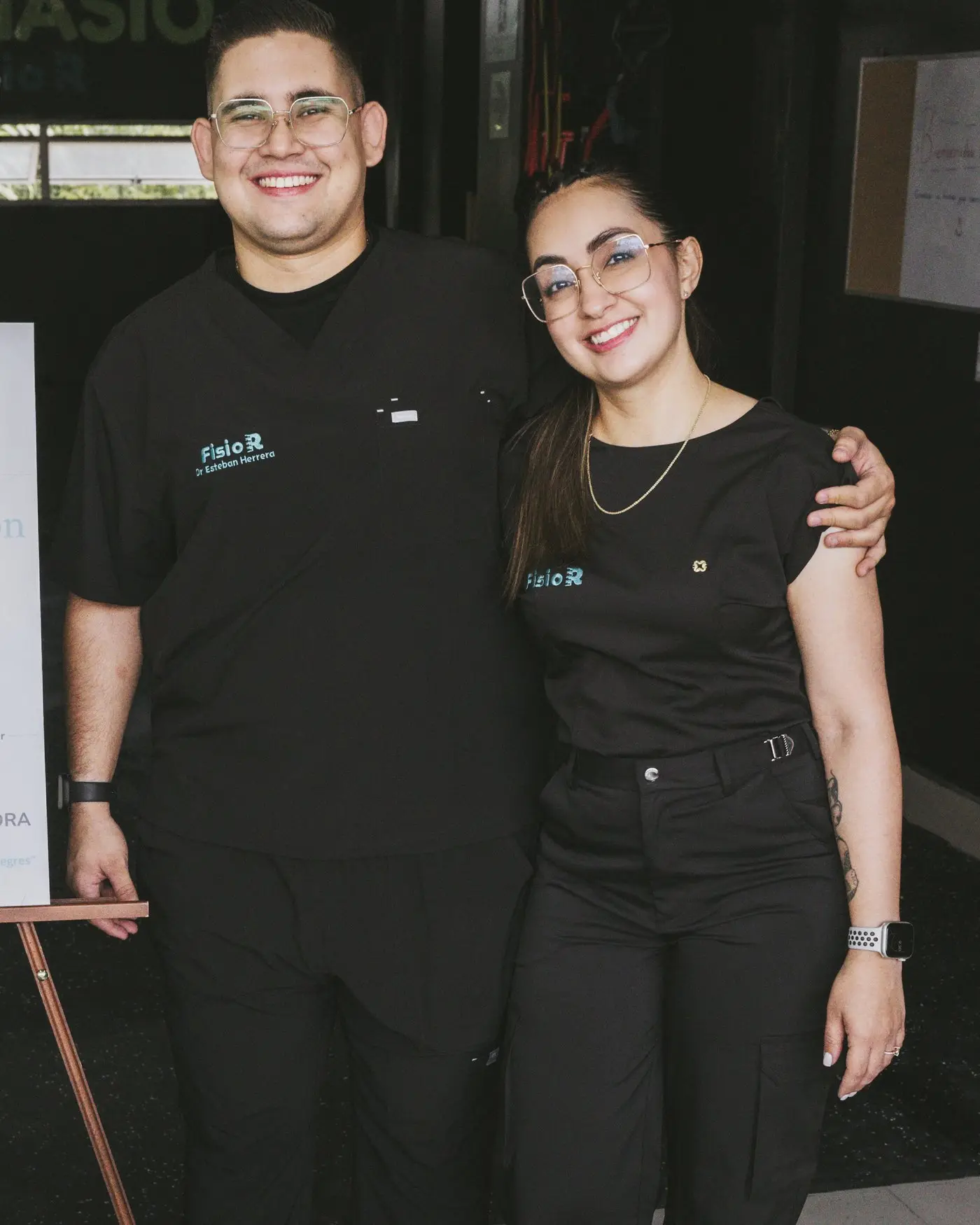 Lic. Esteban Herrera Quirós y Sharell Redondo Stephens, en la entrada de FISIO R