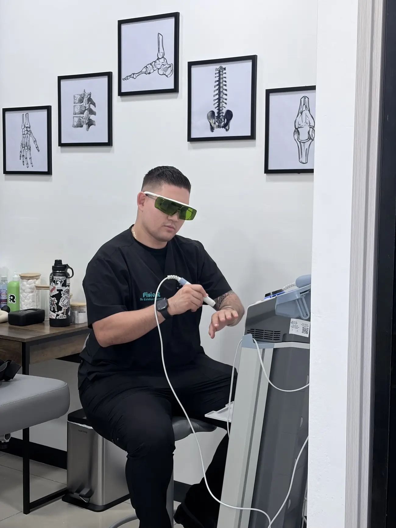 El fisioterapeuta aplicando tecnología en el consultorio de FISIO R